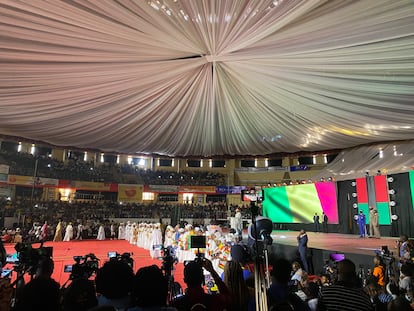 El primer ministro de Malí, Choguel Kokala Maiga, da un discurso delante del público y medios de comunicación durante la ceremonia de apertura del Festival Panafricano de Cine y Televisión de Uagadugú (FESPACO), la capital de Burkina Faso, en febrero de 2023