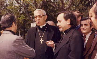 El cardenal Tarancón (centro) y su vicario general, Martín Patino, en una imagen sin fechar.