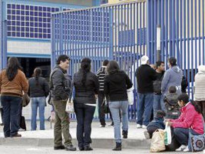 Familiares de inmigrantes internados en el CIE de Aluche, en 2009.