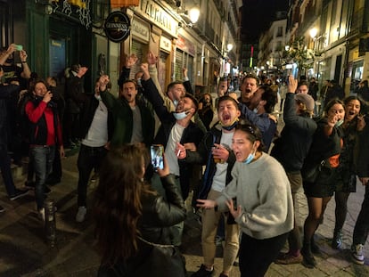 Jóvenes en los bares cercanos a la Puerta del Sol en marzo de 2021.