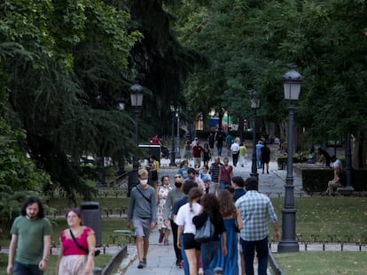 Ciudadanos en el Paseo del Prado, en Madrid,