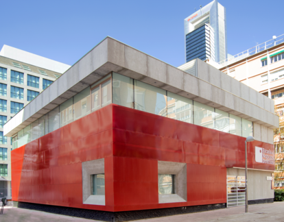 Of the more than 80 faculty members, 55% are doctors. In the image, one of its headquarters in Madrid.