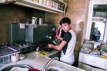 Un joven turco trabaja en el barrio de Basmane preparando té chai en una cafetería.