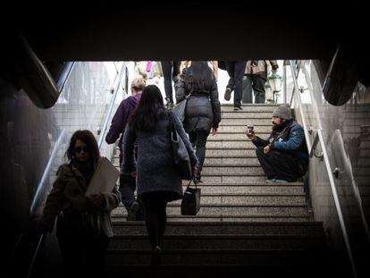 Un hombre mendiga en una salida de metro en Atenas la semana pasada.