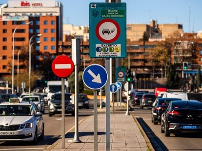 Carteles de Madrid zona de bajas emisiones en Ventas.