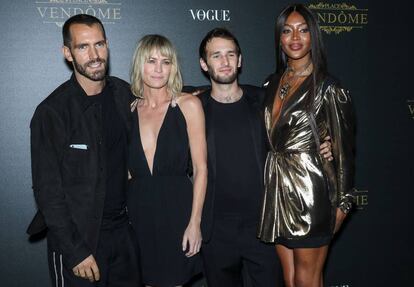 Robin Wright con Clement Giraudet, acompañados de Hopper Penn, el hijo de la actriz, y Naomi Campbell, en octubre en París.