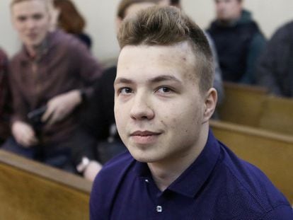 El periodista Roman Protasevich, en el tribunal que lo condenó a ocho años de cárcel, el 3 de mayo de 2023.