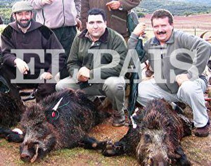 De izquierda a derecha, los constructores Ramiro Cid, David Marjaliza y Francisco Colado (Grupo Dico) en la finca La Parrilla en octubre de 2004.