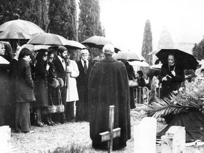 La familia de Chaplin durante el pequeño funeral privado que organizaron en 1977. Su viuda, Oona, está a la izquierda, con gafas negras y las manos agarradas. Fue en el cementerio Corsier-sur-Vevey, en Suiza. Dos meses después fue robado el cuerpo.