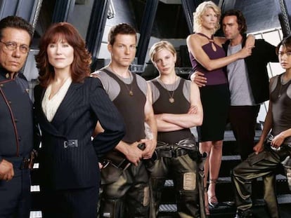 Edward James Olmos (almirante Adama), Mary McDonnell (Presidenta Laura Roslin), Jaime Bamber (Apollo), Katee Sackhoff (Starbuck), Tricia Heller (Número seis), James Callis (Doctor Gaius) y Grace Park (Boomer). Si no sabe distinguir quién es humano y quién cylon, no se preocupe. A ellos les pasa lo mismo.