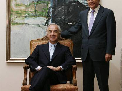 Enrique de Leyva (de pie) y Ángel Corcóstegui.