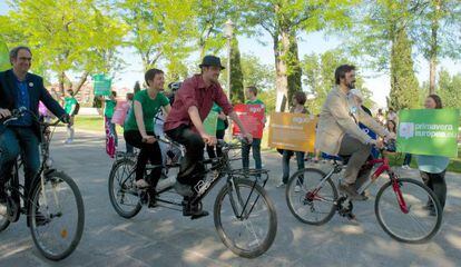 Los candidatos de la coalici&oacute;n Primavera Europea llegan al mitin central de su campa&ntilde;a este viernes en bicicleta.