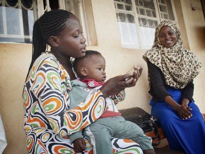 Phiona y Tamale visitan el centro de salud Nsangi (Uganda).