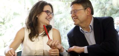 Ximo Puig y Mònica Oltra en el acto celebrado en el Jardín Botánico de Valencia para escenificar la reanudación de las negociaciones.