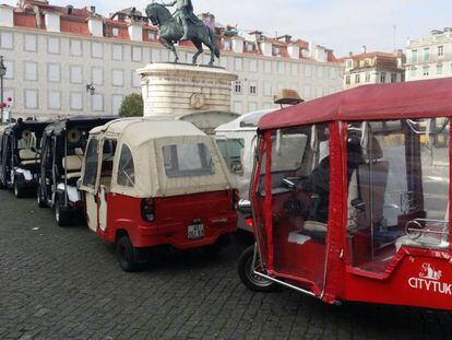 Tuktuks en la plaza da Figueira, una de las prohibidas al tráfico de coches.