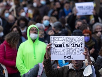 Manifestación a favor de la enseñanza en catalán junto a la escuela de Canet de Mar El Turó del Drac.