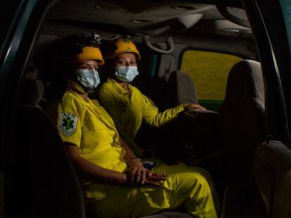 Yanci Deleón y Patricia López en el turno de la noche en la sede central de los Comandos de Salvamento en San Salvador.