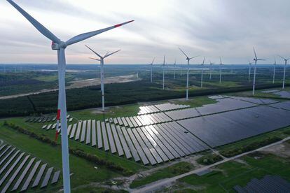 Unas instalaciones de aerogeneradores y paneles solares en Alemania.