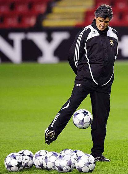 Juande Ramos distribuye los balones.