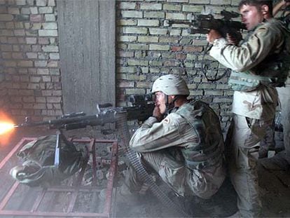 Soldados norteamericanos en combate en Nayaf (Irak).