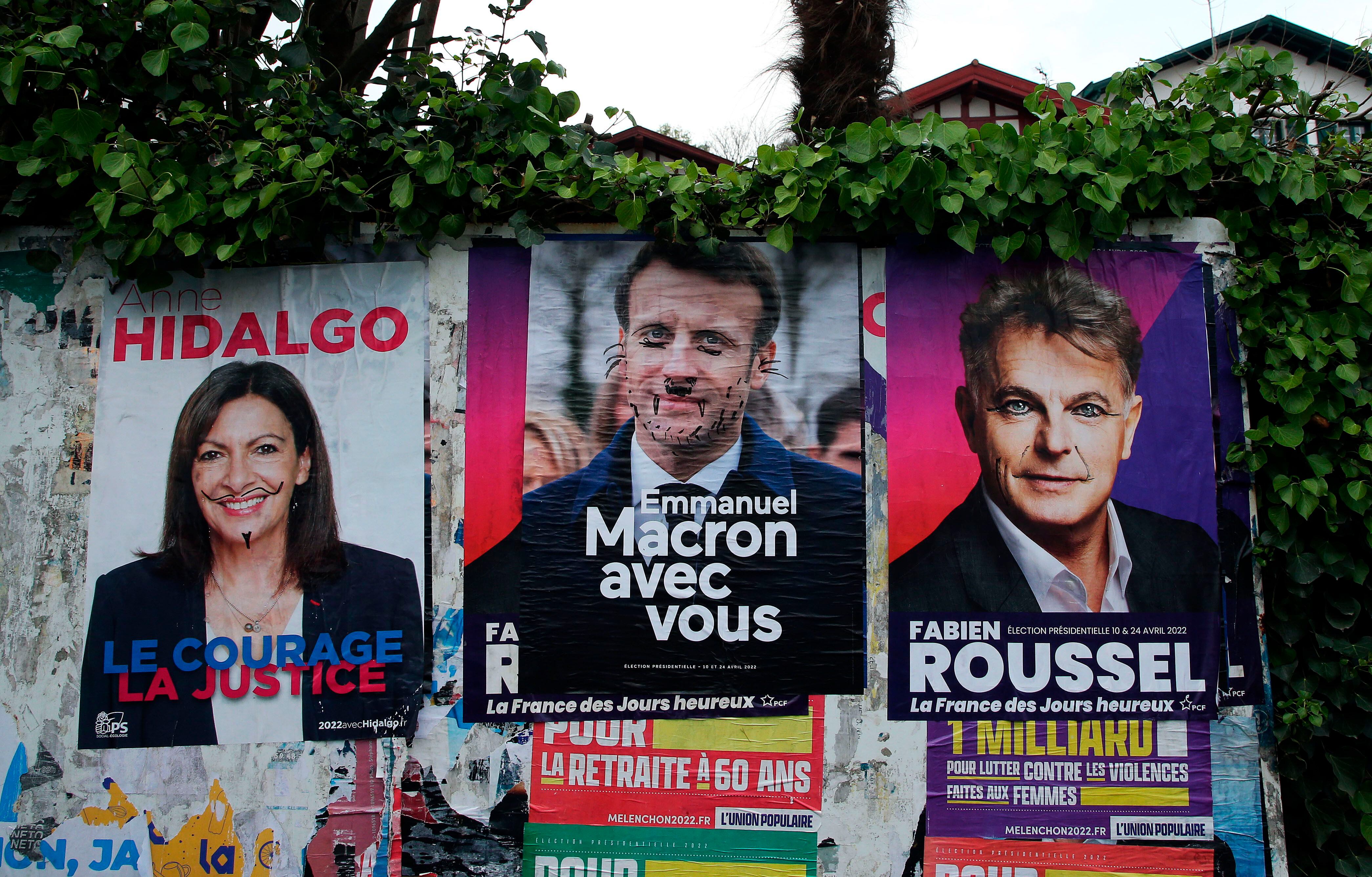 Carteles electorales de la candidata socialista Anne Hidalgo, del actual presidente de Francia, Emmanuel Macron, y del comunista, Fabien Roussel, en Ciboure.