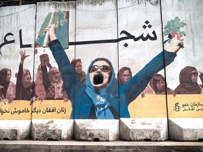 Mural en el que se puede leer "Las mujeres afganas no se callarán más" y que ha sido vandalizado, en las calles de Kabul, en enero de 2023.