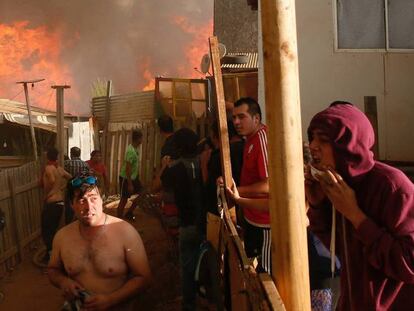 Residentes en un suburbio de Viña del Mar, con el incendio al fondo.