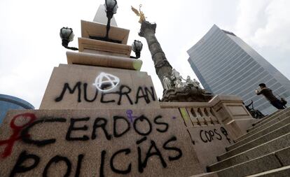 El Ángel de la Independencia, en Ciudad de México, con pintadas.