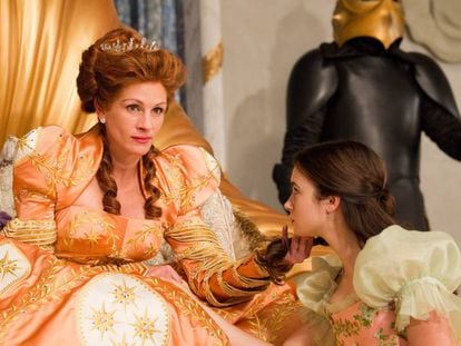 Julia Roberts y Lilly Collins en &#039;Blancanieves&#039;.