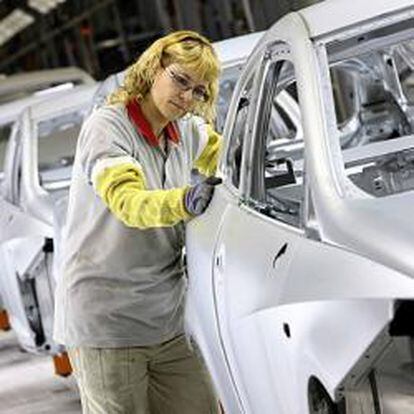 Las automovilísticas prevén fabricar 324.000 vehículos menos este año
