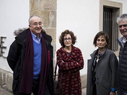 Luciano Garnelo, Susana Aldecoa, Pilar Cobas y Luis López Vilar, ante el centro de salud del Casco Vello de Vigo. En vídeo, testimonios de los médicos.