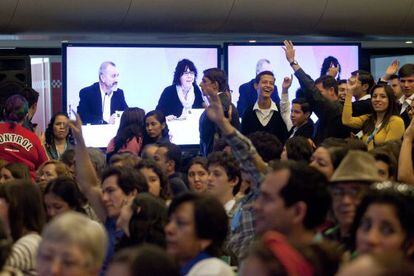 Pérez-Reverte, al fondo en las pantallas del acto.