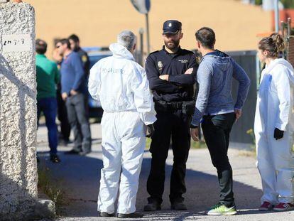 Agentes de la Policía Nacional ante la vivienda donde un hombre ha matado presuntamente con un arma blanca al padre de su novia en Castellón.
