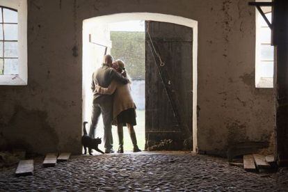 En la novela de Moreno, una pareja en crisis se retira a un pueblo lejano para emprender una vida m&aacute;s intensa y natural. 
 