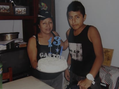 <span >Gastón en su cumpleaños de 13 años, junto a su mamá Flora. Foto de la familia, distribuida por La Garganta Poderosa.</span>
