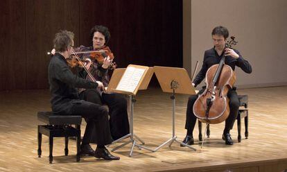 Pie Daniel Sepec, Tabea Zimmermann y Jean-Guihen Queyras durante su concierto, este jueves el Auditorio Nacional de Madrid.
 
