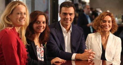 Pedro Sánchez con Zaida Cantera, Sara Hernández y Meritxell Batet.