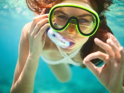 Unas gafas y un tubo apropiado es esencial para disfrutar bajo el agua haciendo esnórquel. GETTY IMAGES.