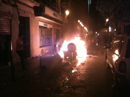 Un contenedor arde en el centro de Madrid.
