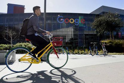 Un ciclista passa davant de la seu de Google.