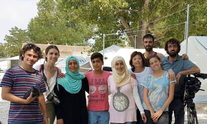 El equipo de rodaje de &#039;La ni&ntilde;a bonita&#039; con sus protagonistas.