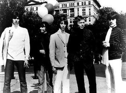 Los cinco miembros originales de los Bee Gees, en los años sesenta.