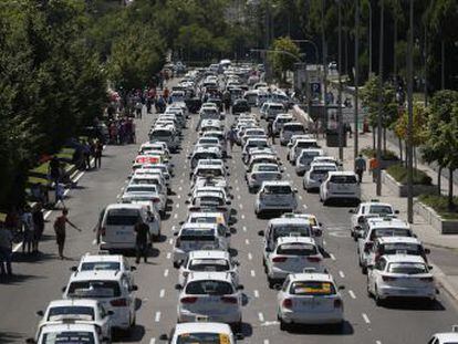 Los taxistas de Madrid y Barcelona desconvocan temporalmente la huelga tras llegar a un acuerdo con Fomento