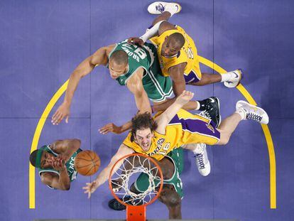 Pau Gasol, junto a Kobe Bryant en un partido de los Lakers ante los Celtics en 2008.