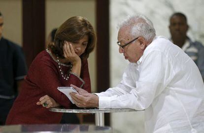 El ministro español de Exteriores José Manuel García- Margallo conversa con la canciller colombiana María Ángela Holguín ayer en Cartagena de Indias.