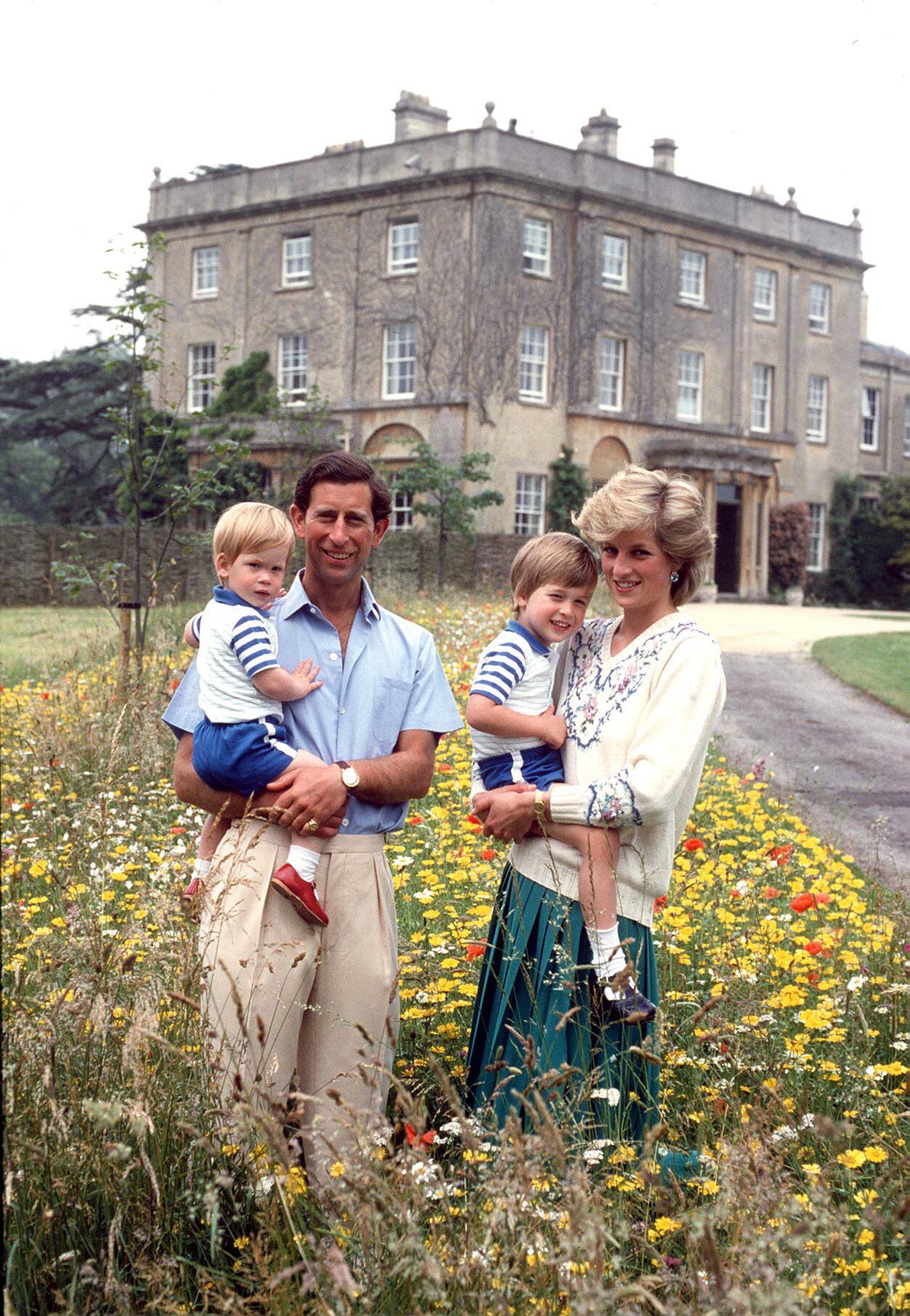 Carlos de Inglaterra y Diana de Gales junto a sus hijos, los príncipes Guillermo y Enrique (a la izquierda), en los jardines de Highgrove, el 14 de julio de 1986.