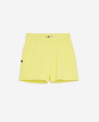 The Kooples saca este verano una línea en colores ácidos como homenaje al estilo pop de los 90 y estos shorts de algodón son una de esas prendas. Un must de las nostálgicas. 95€.