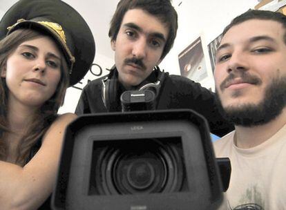 De izquierda a derech: Carola, Bruno y Nico, creadores del proyecto cinematográfico &#39;El cosmonauta&#39;, en su estudio de Chueca