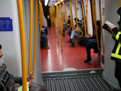 Personas con mascarillas en el Metro de Madrid el 19 de marzo de 2020. 