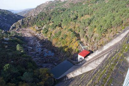 Instalaciones hidroeléctricas de Ferroatlántica en el tramo superior del río Xallas, que alimenta la cascada de Ézaro.